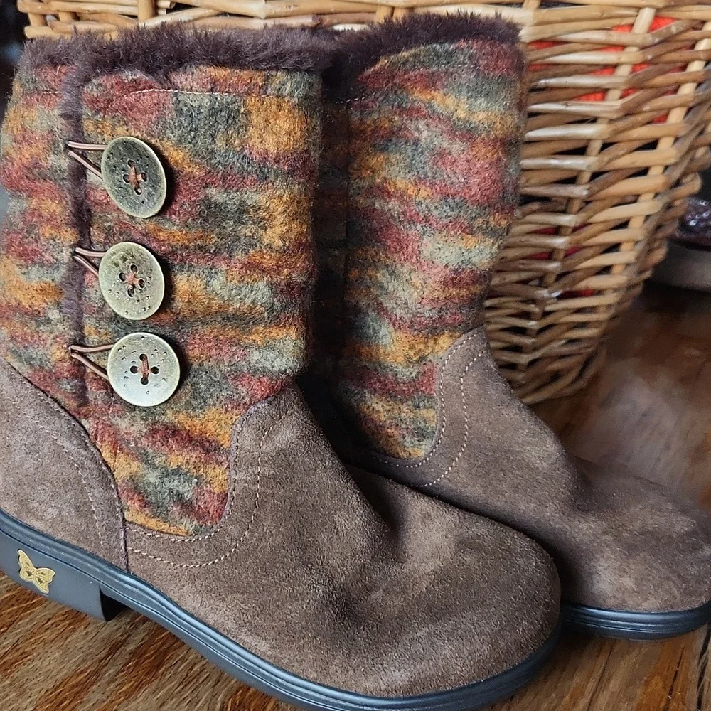 Alegria Nanook Pecan Fuzzy‎ Boots Size 36 (US 6-6.5) Brown Wooly Faux Fur Lined